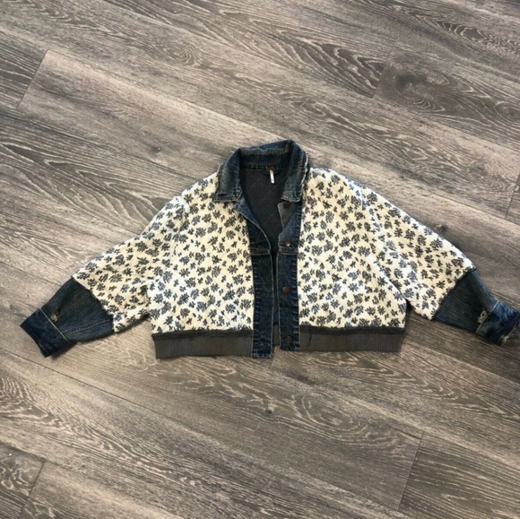 1 left! FREE PEOPLE Ditsy Denim Jacket M/L or XS/S - Picture 3 of 3